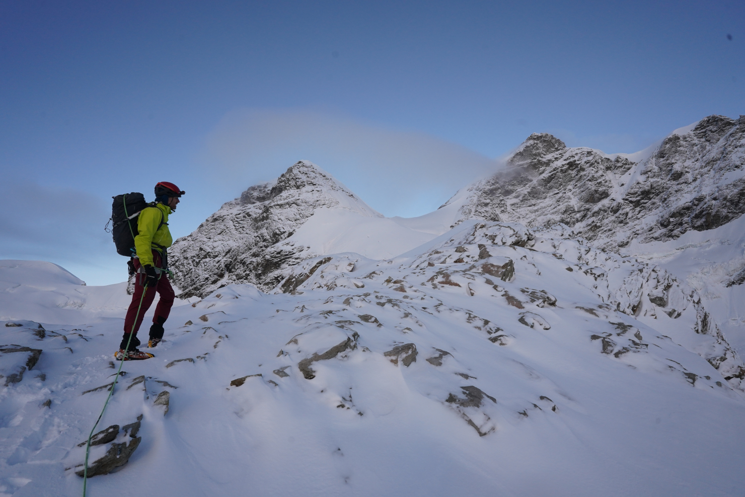 In contemplazione delle distese glaciali dell'Oberland Bernese