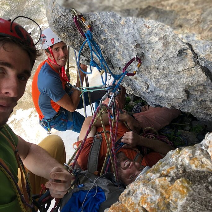 Sosta in parete con compagni di cordata